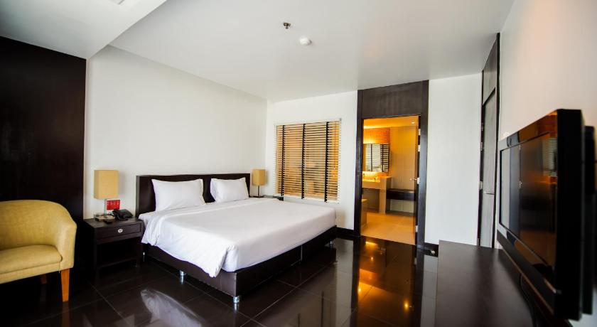 Image of Corner Deluxe City View Room 1