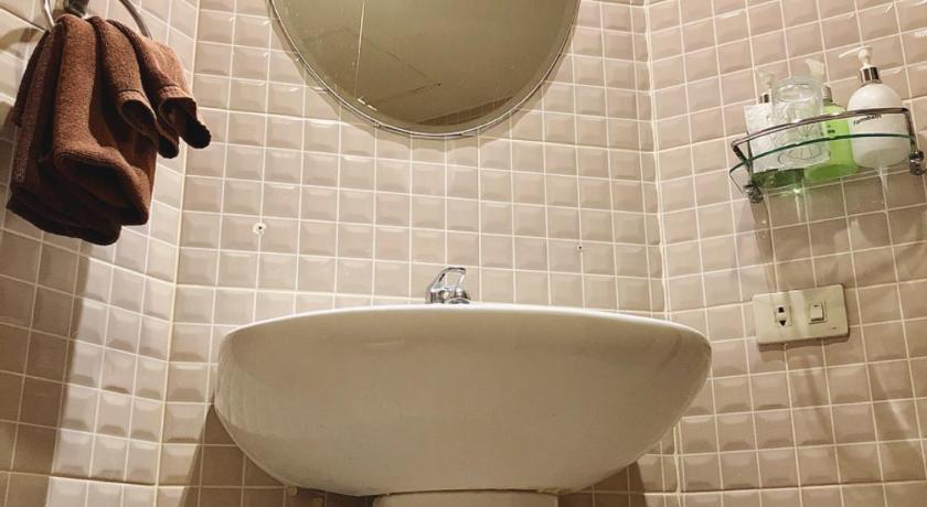 รูปของห้องเตียงใหญ่ไม่มีหน้าต่าง (Double Room No Window) 16