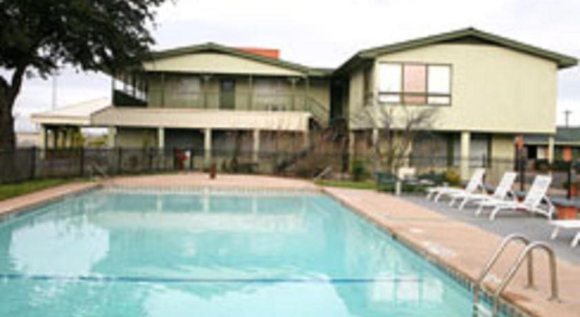 Econo Lodge Inn & Suites photo