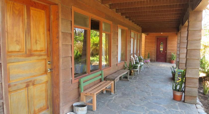 a large room with a wooden floor and wooden walls, Apartamento ArteSAna in Monteverde