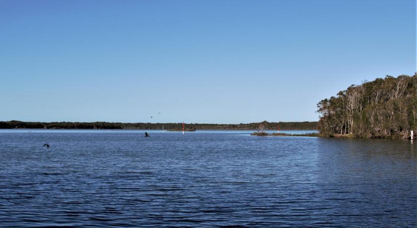 Hibiscus Lakeside Motel