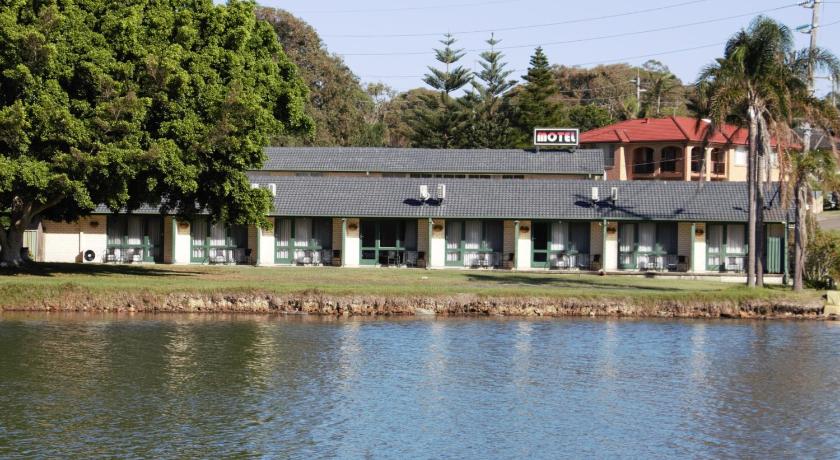 Hibiscus Lakeside Motel