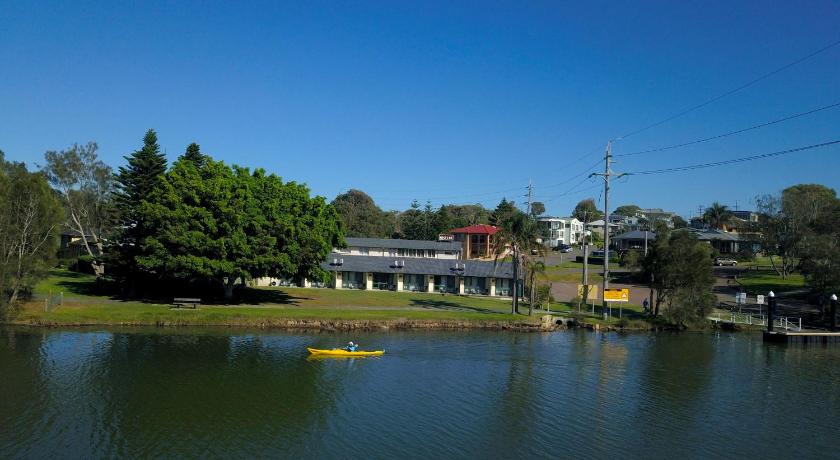 Hibiscus Lakeside Motel