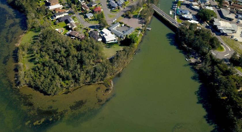 Hibiscus Lakeside Motel