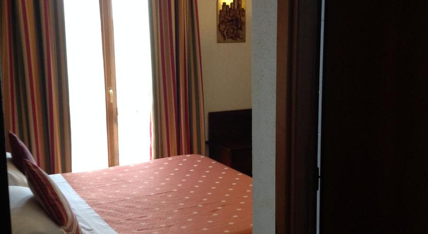 Фото: Двухместный номер эконом-класса с 1 кроватью - Без завтрака (Economy Double Room Without Breakfast) 6