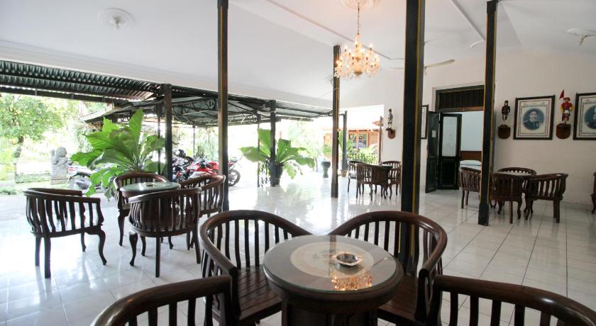 RedDoorz Plus near Alun Alun Selatan 2
