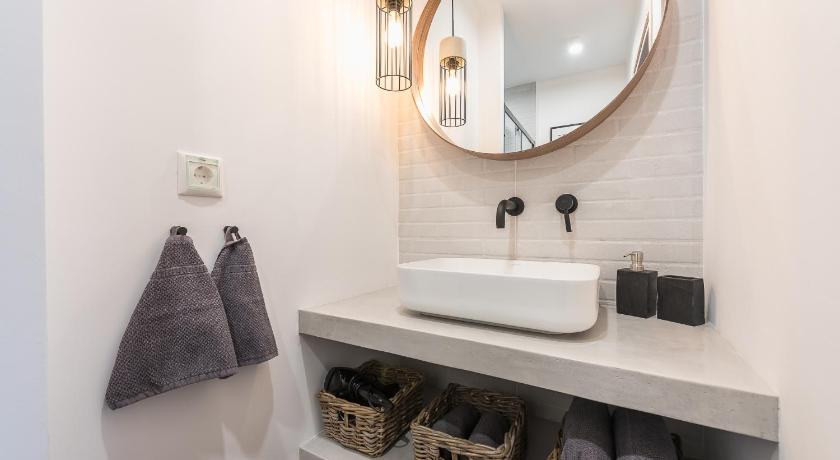 "SunBow Olive"- Boutique Apartment in Dowtown Athens photo
