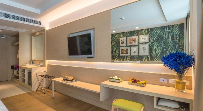 Image of Deluxe Pool View Room 15