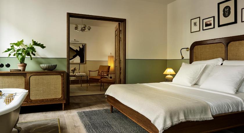 Image of Sanders Suite 1