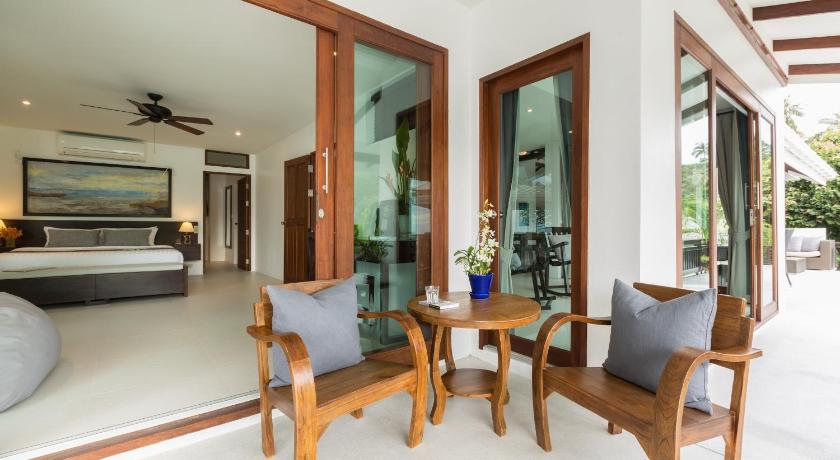 a living room filled with furniture and a table, The Secret Beach Villa in Ko Pangan