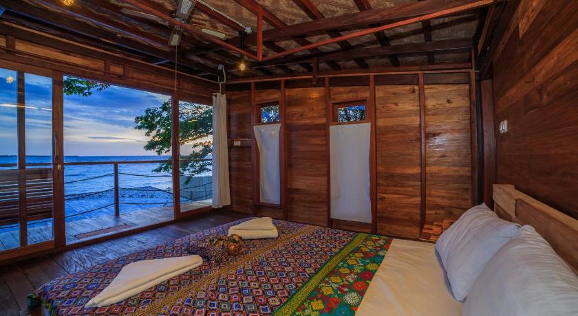 Tevana House Reef photo
