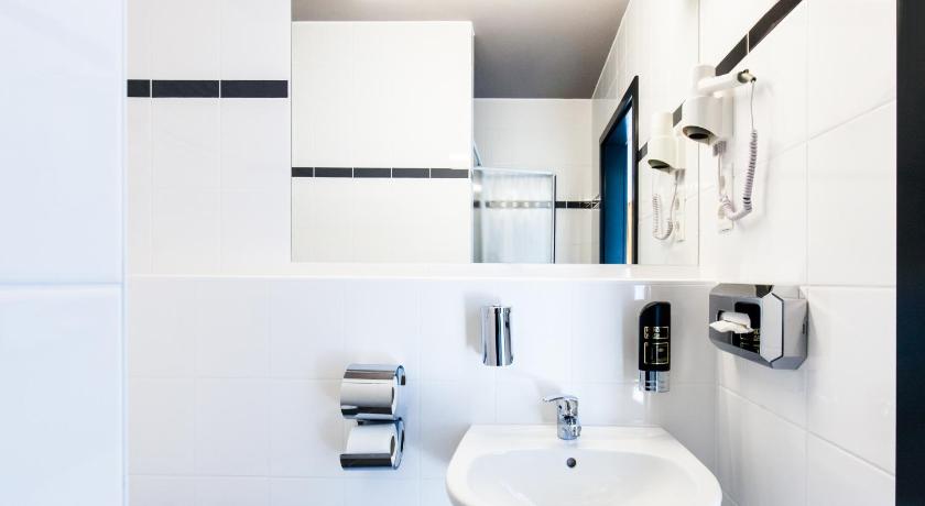 Image of Twin Room for Single Use 12
