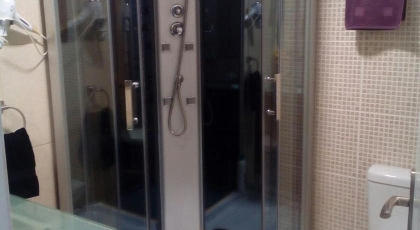 Image of Queen Room with Shared Bathroom 2