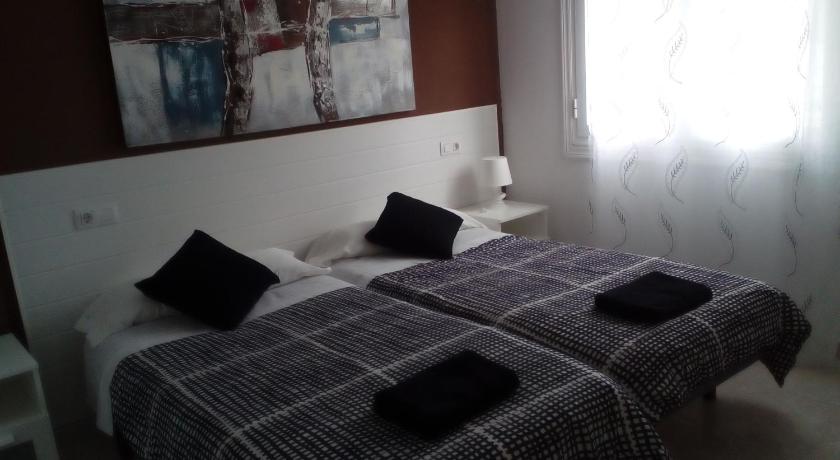 Image of Twin Room with Private Bathroom 5