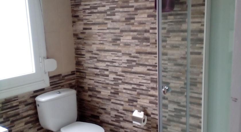 Image of Twin Room with Private Bathroom 4