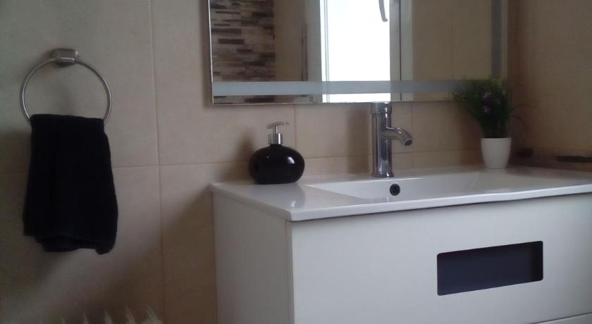 Image of Twin Room with Private Bathroom 6
