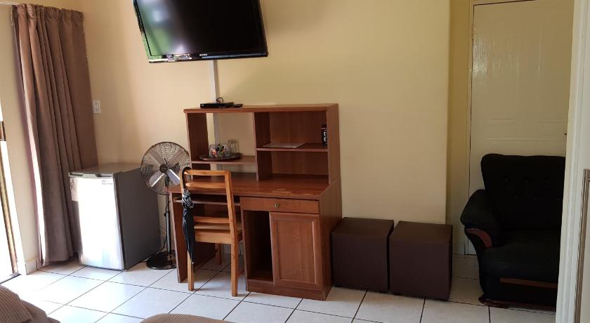 Image of Standard Twin Room with Garden View 3