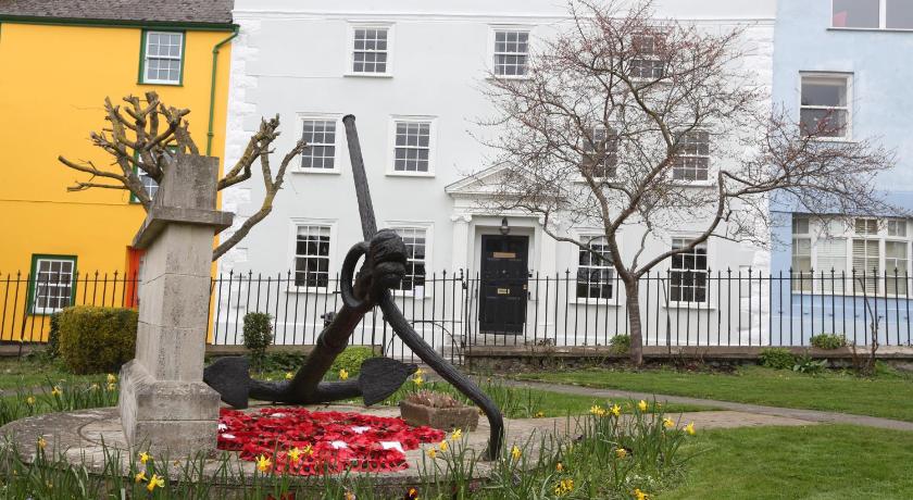 Monmouth House Apartments — Hotel in Lyme Regis