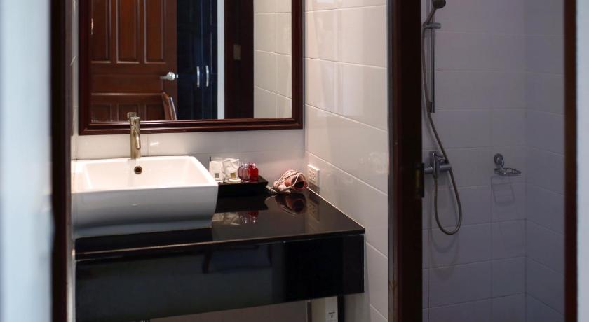 Image of One-Bedroom Suite with Pool Access 16