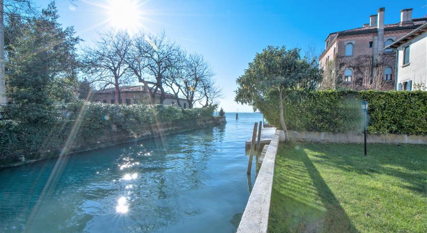 Villa Une, garden, beach and culture photo
