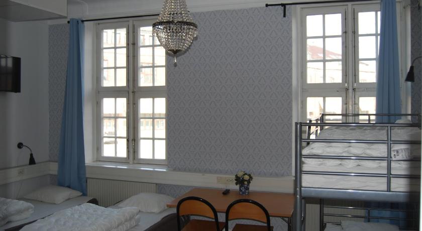 Image of 6-Bed Room with Shared Bathroom 1