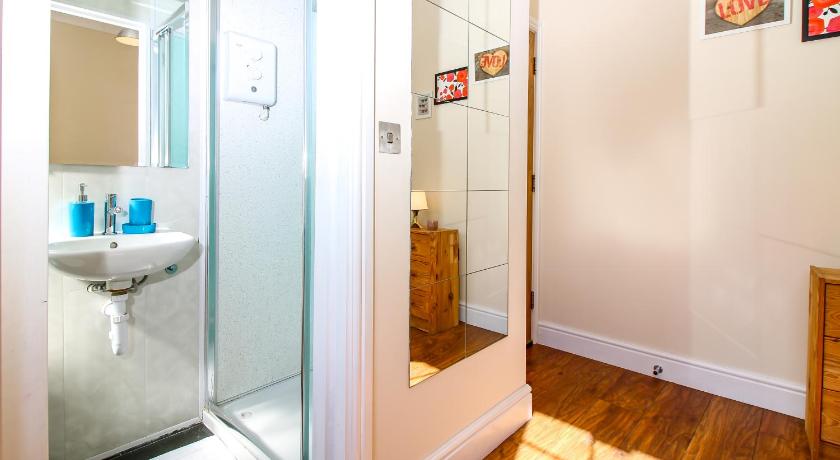 Private en-suite Room @ Liverpool street, Brick Ln photo