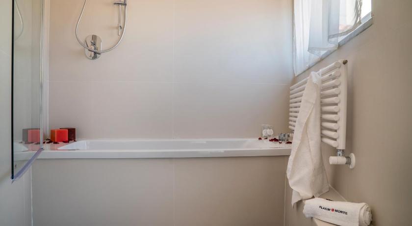 Image of Double or Twin Room with Private External Bathroom 4