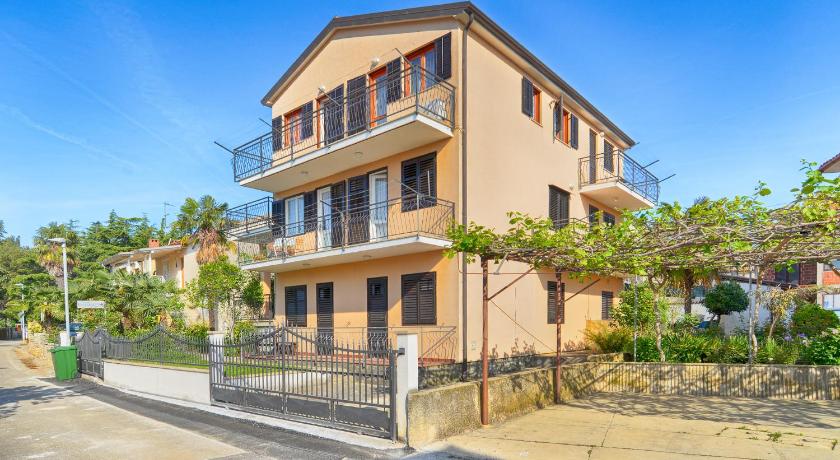Apartment Ljiljana 1553 — Hotel in Novigrad