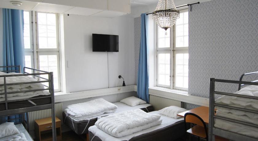 Image of 6-Bed Room with Shared Bathroom 0