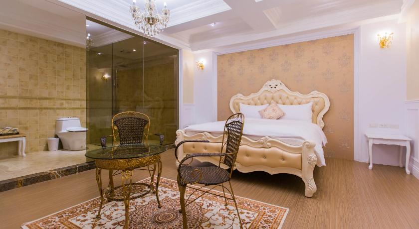 Image of Deluxe Queen Room 8