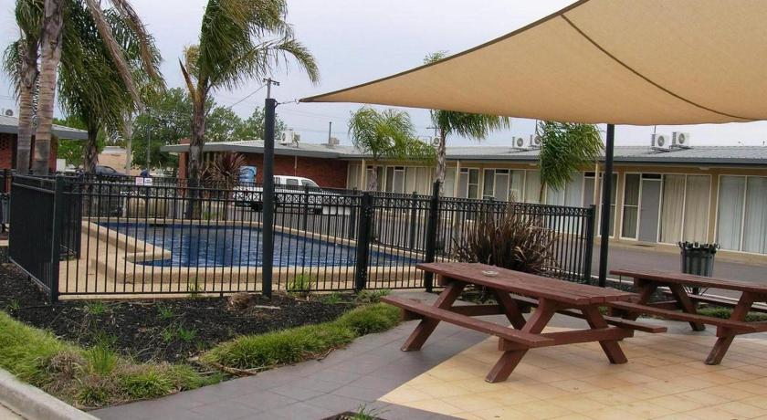 Overlander Hotel Motel photo