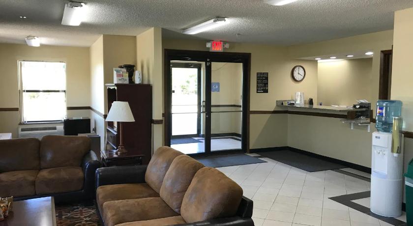 Clairmont Inn and Suites Warren photo