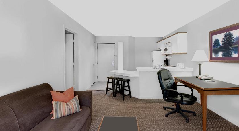 Hawthorn Suites by Wyndham Arlington/DFW South