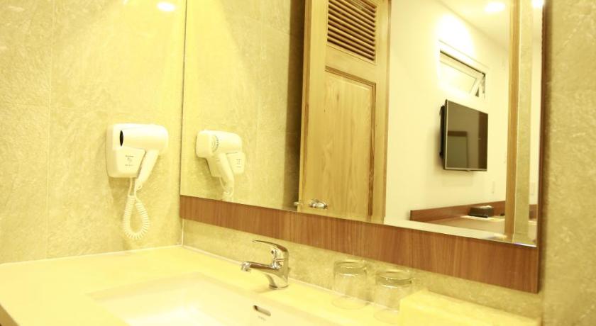 a bathroom with a sink and a mirror, Kim Hoa Hotel in Dalat