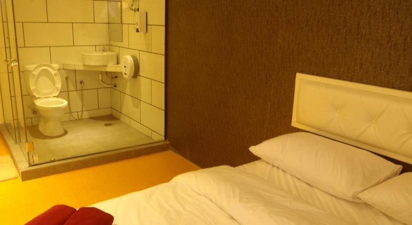 Image of Superior Queen 0