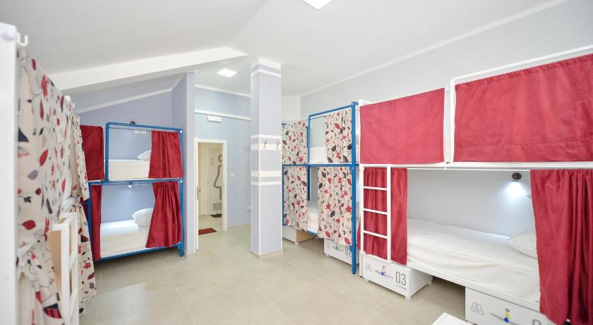 Foto Tempat Tidur Susun di Kamar Asrama Campuran (Bunk Bed in Mixed Dormitory Room) 0