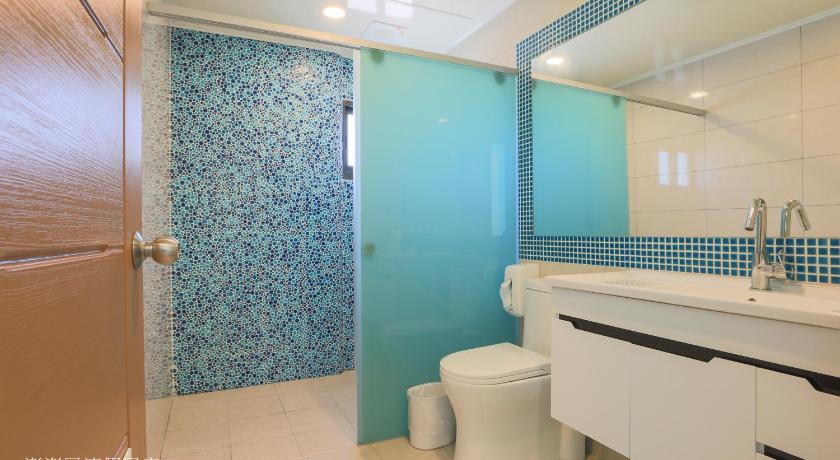 a bathroom with a toilet, sink and tub, Pon Pon Wu Homestay in Penghu