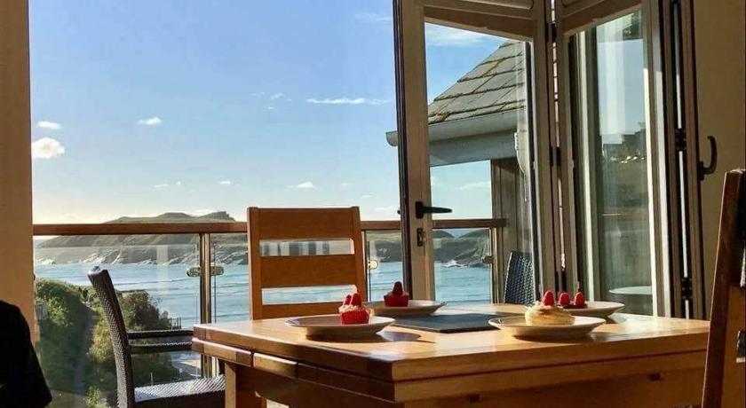 Porth Sands Beachfront Apartment — Hotel in Newquay