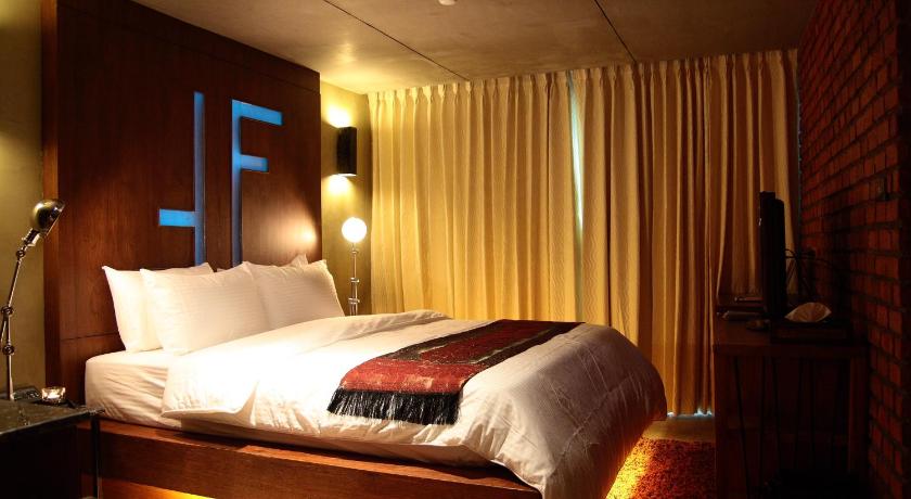 Image of Deluxe King Room 6