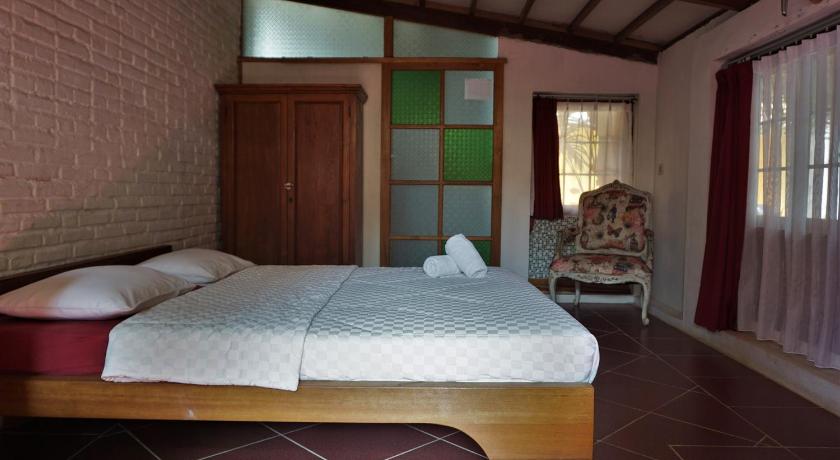 Image of Deluxe Double Room (2 Adults + 1 Child) 1