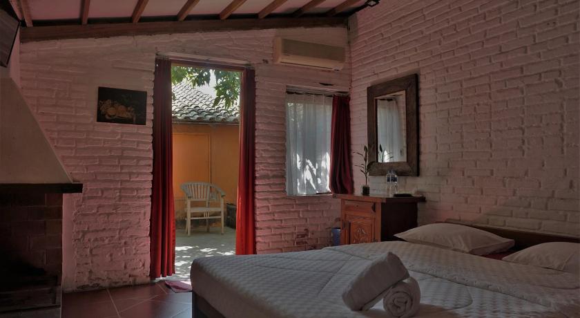 Image of Deluxe Double Room (2 Adults + 1 Child) 0