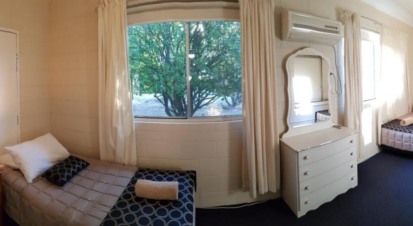 a bedroom with a bed and a window, Amber Court Motor Inn in Coonabarabran