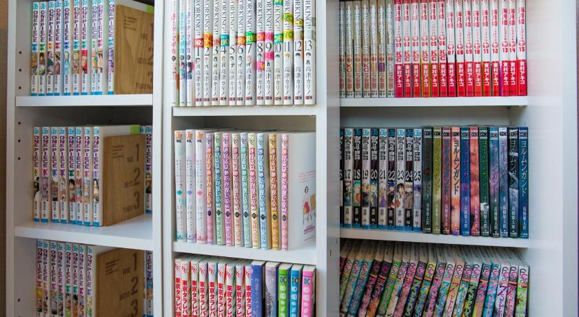 a book shelf filled with lots of books, Kuretake Inn Premium Fujinomiya in Gotemba
