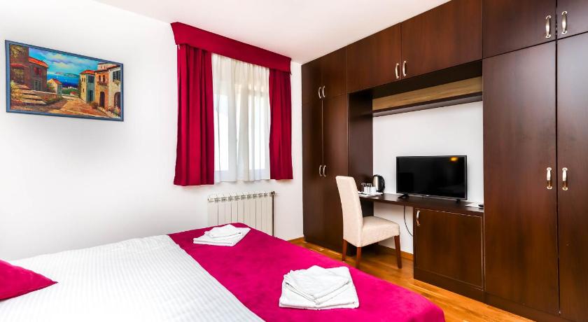 Aqua Breeze Apartments photo