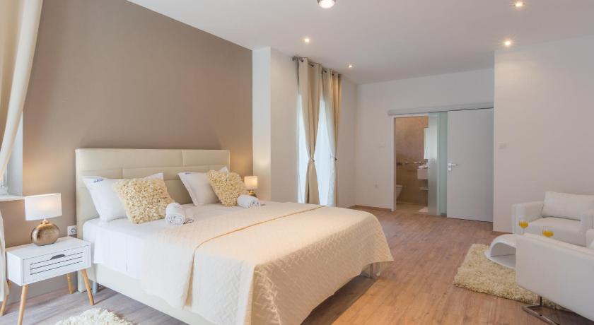 Rooms Sea &amp; Sun with private parking - AE1111 — Hotel in Zadar