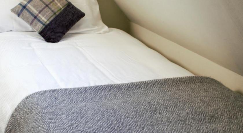 Image of King-Ensuite-Resolution + Single bed 2
