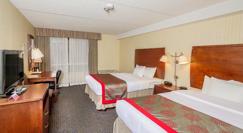 Ramada by Wyndham Niagara Falls by the River