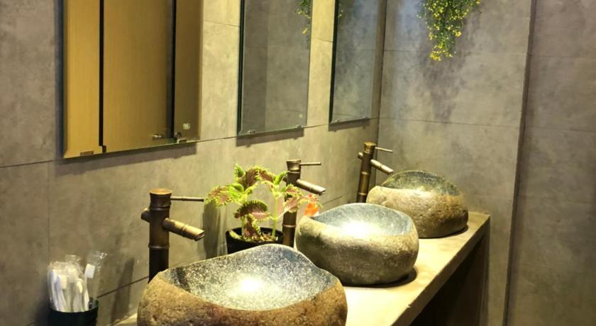 a bathroom with a sink and a mirror, WIN Homestay in Quy Nhơn (Bình Định)