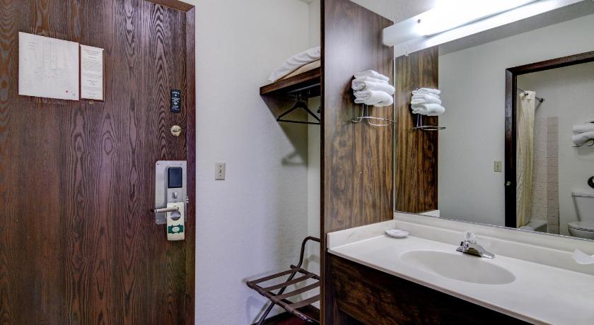 Bloomer Bloomer Inn & Suites 2-Star Accommodation lobby