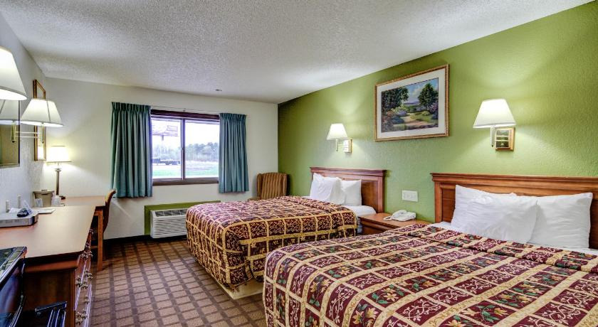 Bloomer Bloomer Inn & Suites 2-Star Accommodation pool